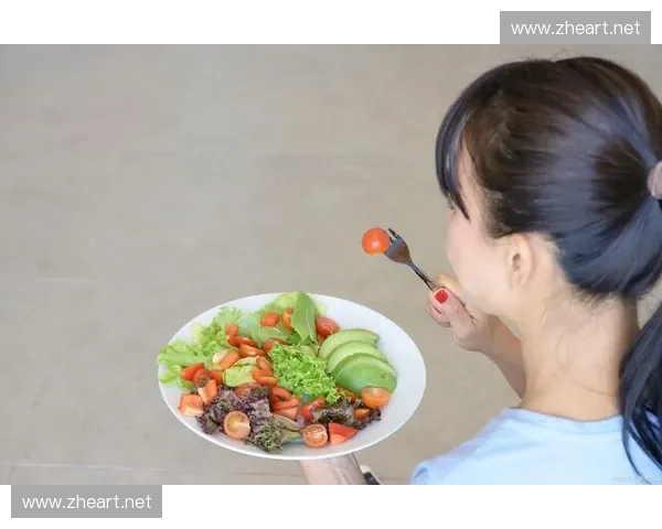 足球比赛前的饮食指南：提升表现的最佳食物选择与搭配技巧